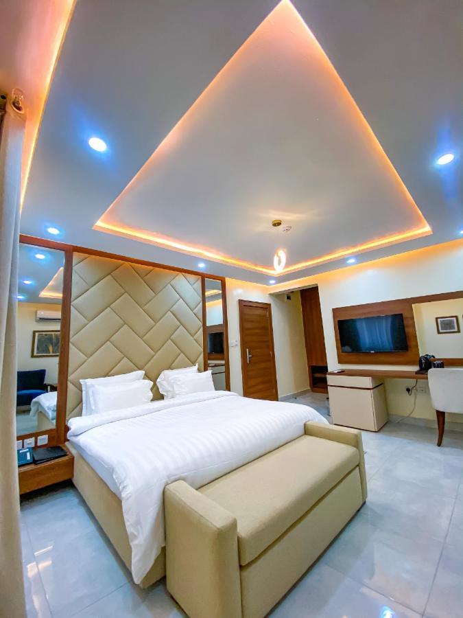 Plush Hotel,Абуджа Екстер'єр фото
