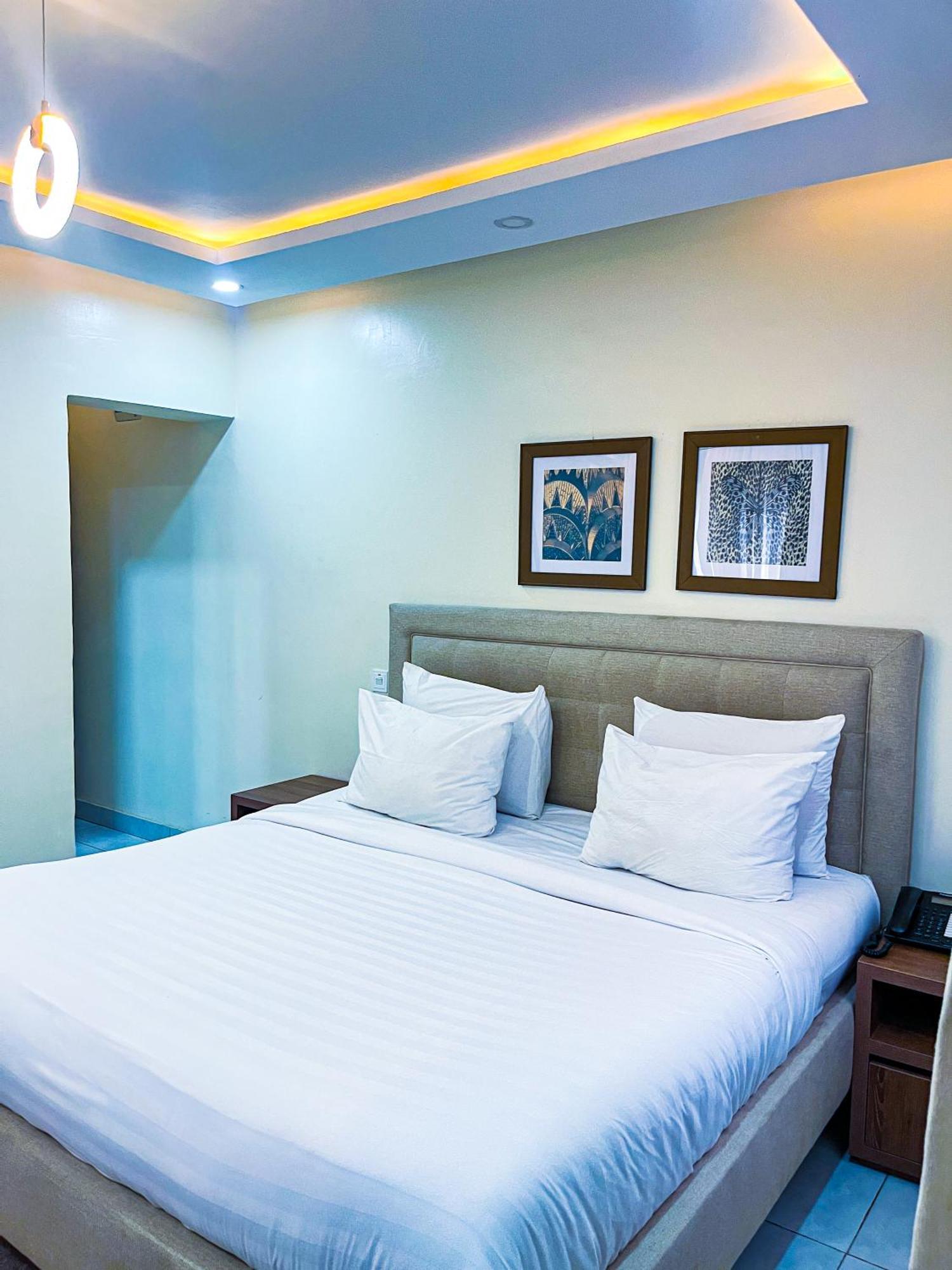 Plush Hotel,Абуджа Екстер'єр фото